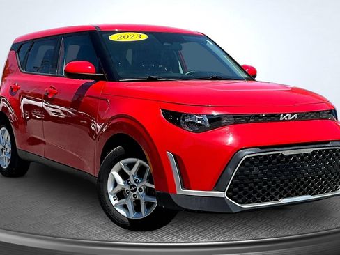 Used 2023 Kia Soul LX w/ LX Technology Package FWD image 3