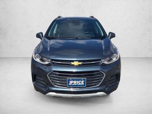 Used 2022 Chevrolet Trax LT w/ LT Convenience Package AWD/4WD image 2