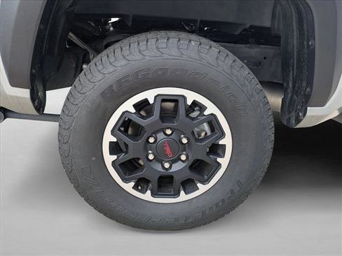 Used 2025 Toyota Tacoma TRD Off-Road AWD/4WD image 8