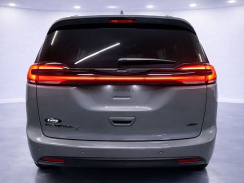 Used 2023 Chrysler Pacifica Touring-L w/ Uconnect Theater Family Group image 7