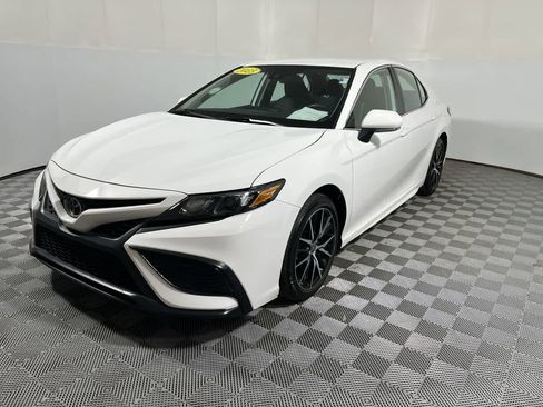 Used 2023 Toyota Camry SE FWD image 4