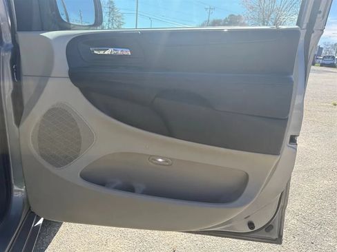 Used 2016 Dodge Grand Caravan SXT w/ UConnect Hands-Free Group FWD image 31