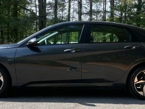 Used 2023 Hyundai Elantra SEL w/ Convenience Package image 4