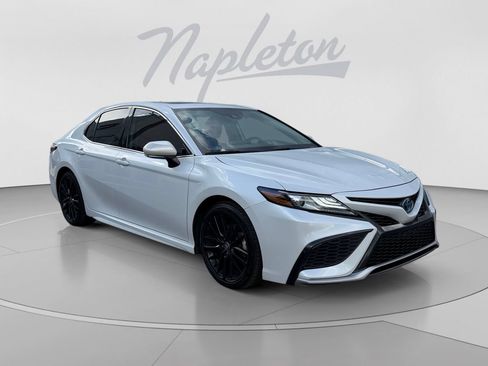 Used 2022 Toyota Camry XSE FWD image 3