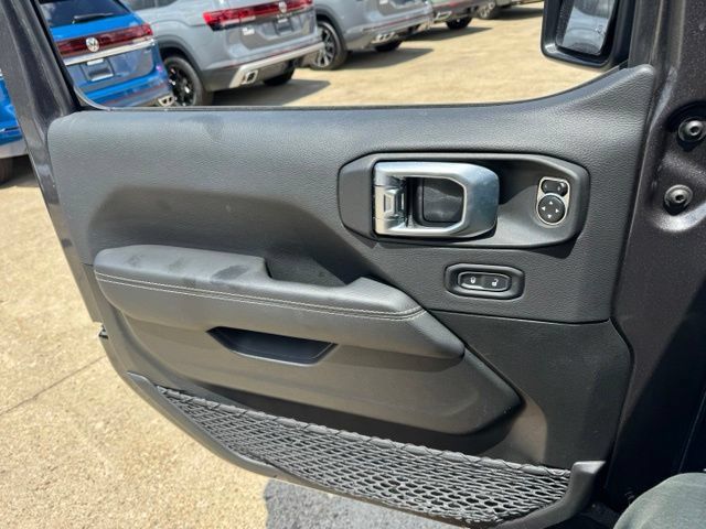 Used 2023 Jeep Wrangler Unlimited Sahara w/ LED Lighting Group AWD/4WD image 18