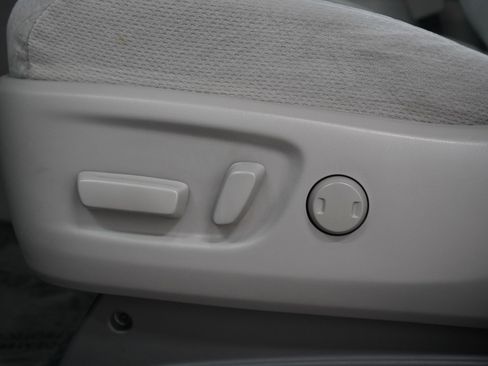 Used 2016 Toyota Sienna LE FWD image 28