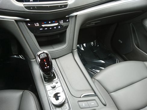 Used 2024 Cadillac XT6 Luxury w/ LPO, Floor Liner Package AWD/4WD image 18
