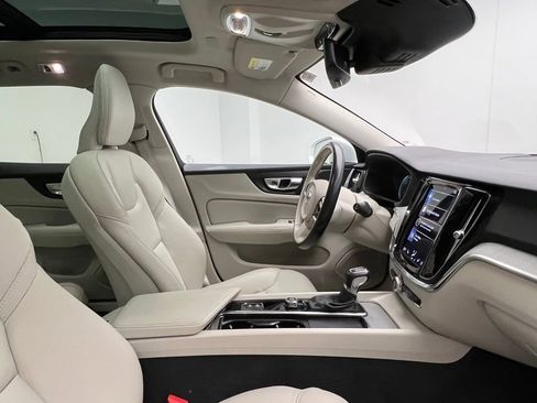 Used 2022 Volvo V60 T5 Cross Country image 6