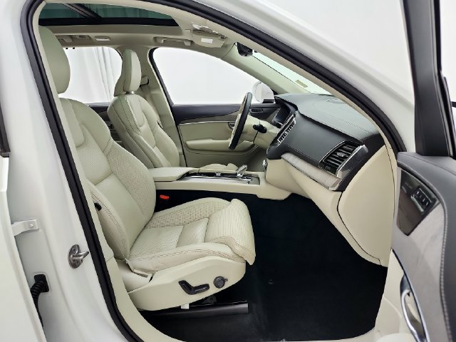 Certified 2025 Volvo XC90 T8 Ultra w/ Protection Package AWD/4WD image 19