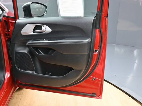 Used 2025 Chrysler Pacifica Limited FWD image 38