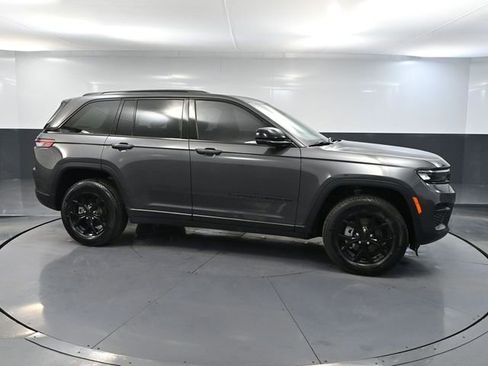 Used 2024 Jeep Grand Cherokee Altitude image 4