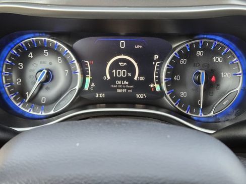 Used 2024 Chrysler Pacifica Touring-L FWD image 16