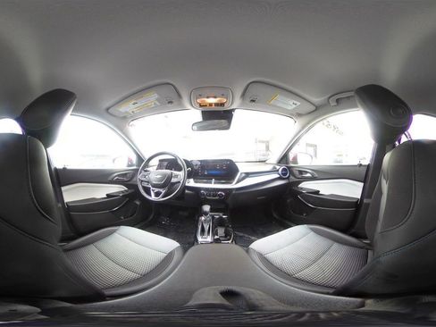 Used 2025 Chevrolet Trax LT w/ LT Convenience Package image 38