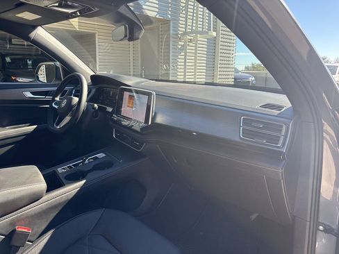Used 2025 Volkswagen Atlas Cross Sport SE image 15