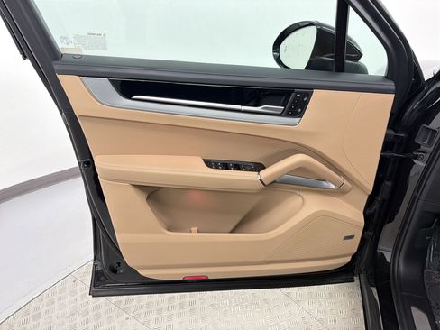 Certified 2025 Porsche Cayenne AWD/4WD image 18
