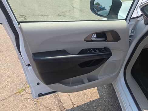 Used 2017 Chrysler Pacifica LX FWD image 15