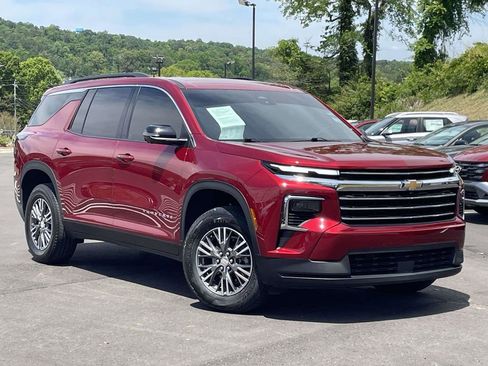 Used 2024 Chevrolet Traverse LT w/ Trailering Package FWD image 1