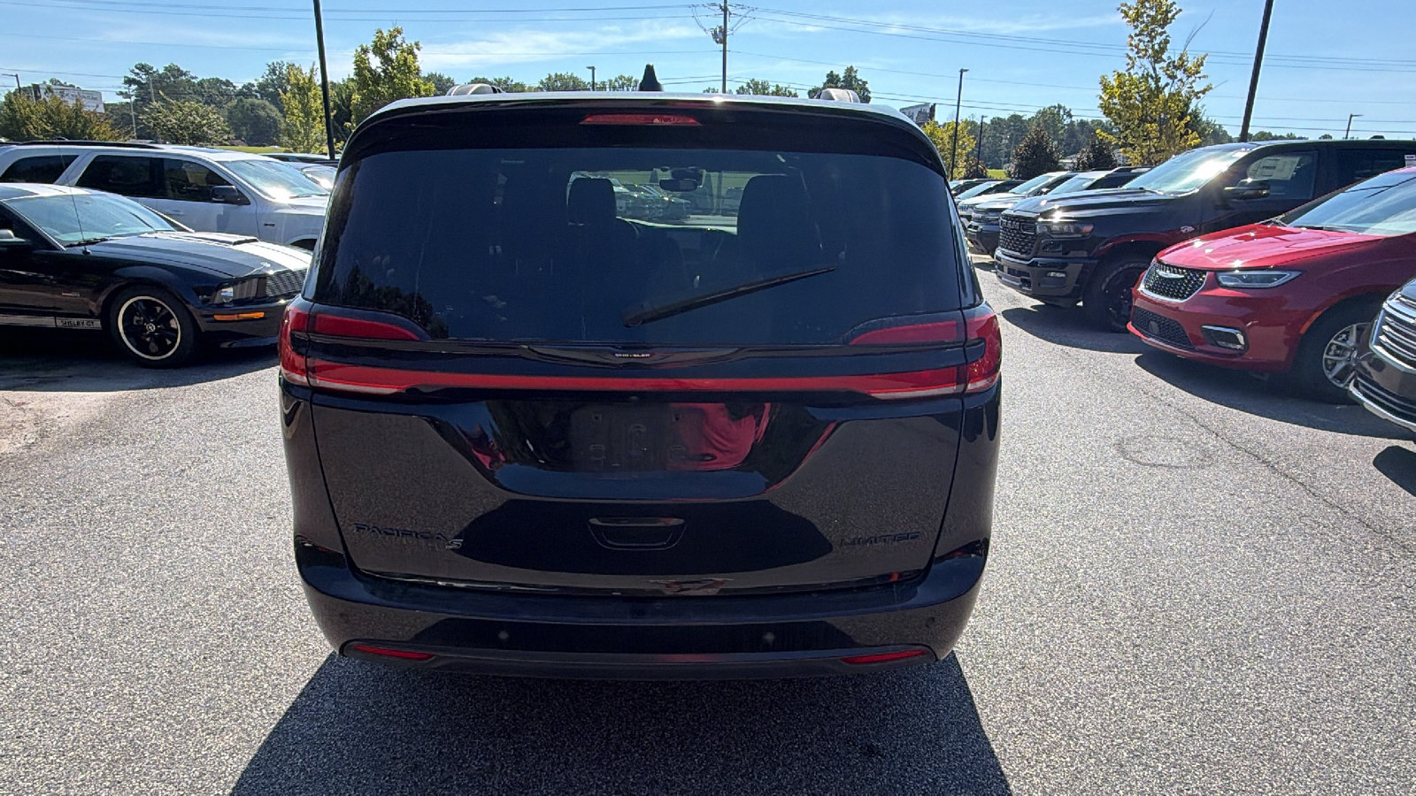 Used 2025 Chrysler Pacifica Limited FWD image 9