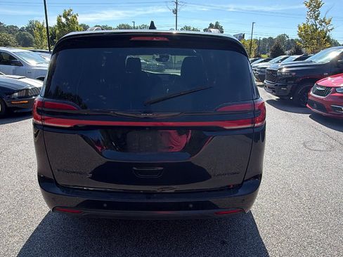 Used 2025 Chrysler Pacifica Limited FWD image 9
