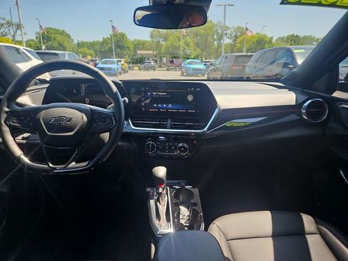 Used 2025 Chevrolet Trax RS FWD image 12