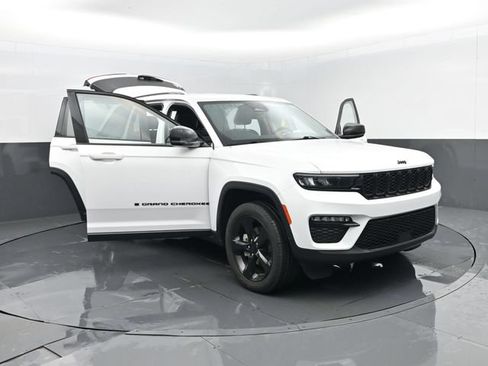 Used 2023 Jeep Grand Cherokee Limited w/ Black Appearance Package AWD/4WD image 30