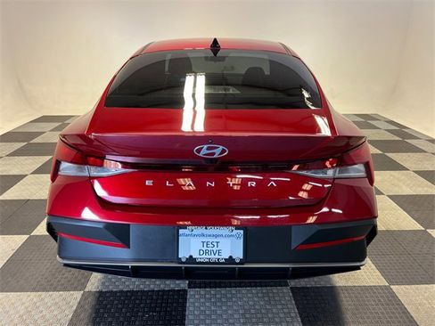 Used 2024 Hyundai Elantra SEL image 4