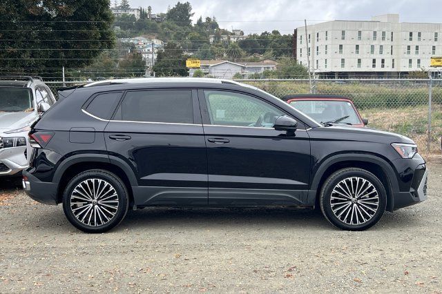 Used 2025 Volkswagen Taos SE FWD image 3