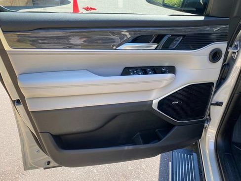 Used 2022 Jeep Wagoneer Series III w/ Premium Group I AWD/4WD image 13