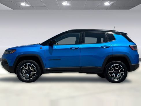 Used 2025 Jeep Compass Trailhawk AWD/4WD image 2