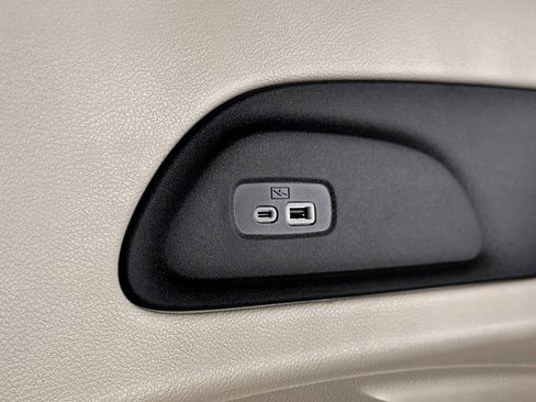 Used 2023 Chrysler Pacifica Limited FWD image 32