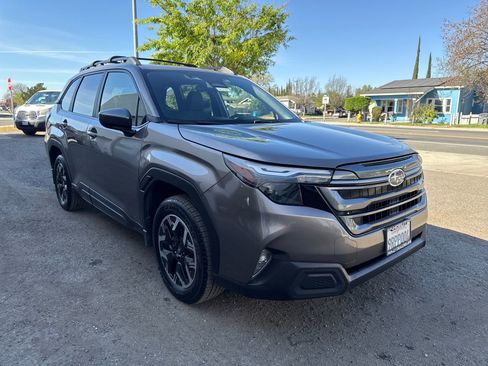 Used 2025 Subaru Forester Premium image 7