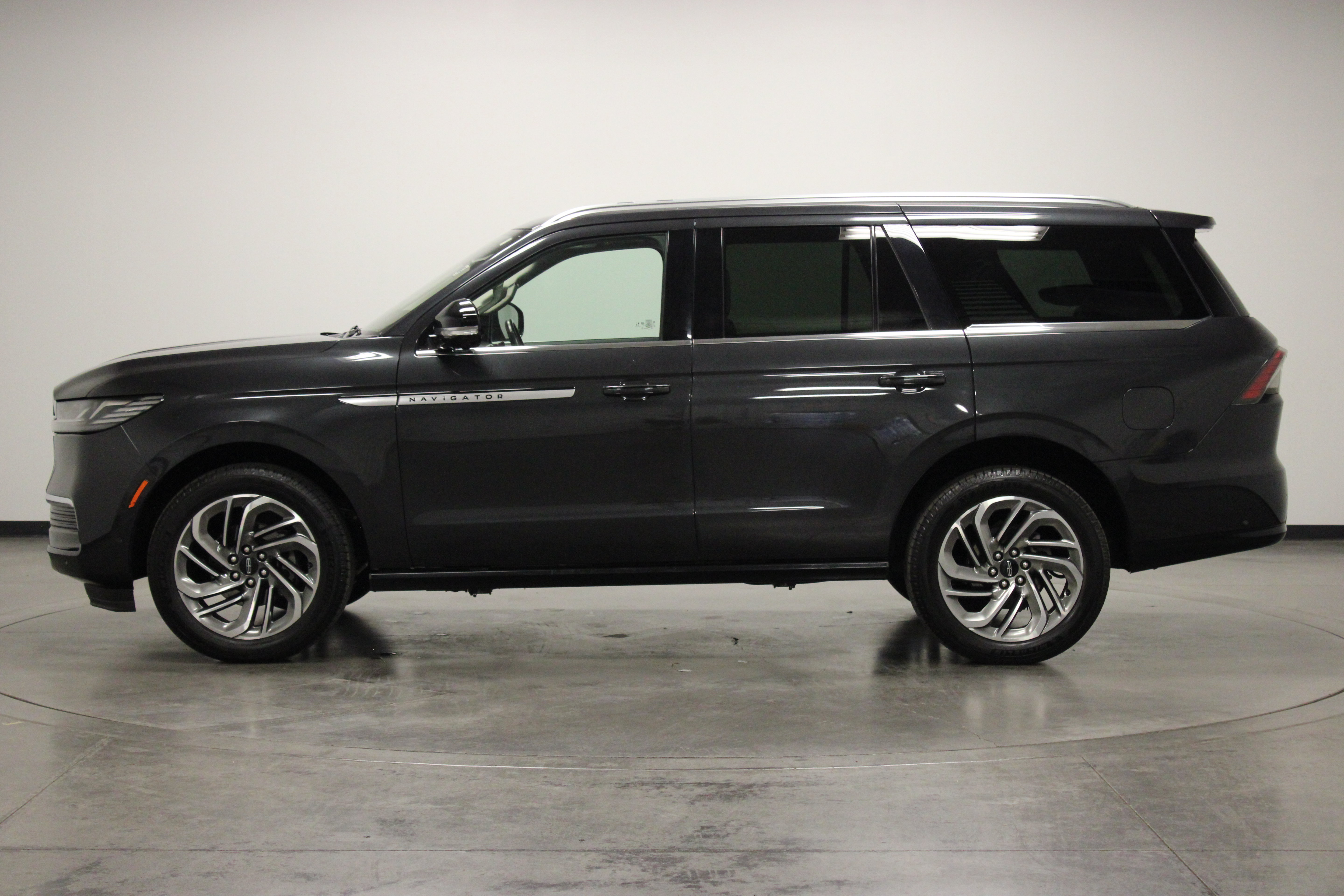 Used 2025 Lincoln Navigator Reserve AWD/4WD image 5