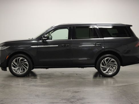 Used 2025 Lincoln Navigator Reserve AWD/4WD image 5