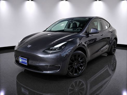 Used 2024 Tesla Model Y Long Range AWD/4WD image 1