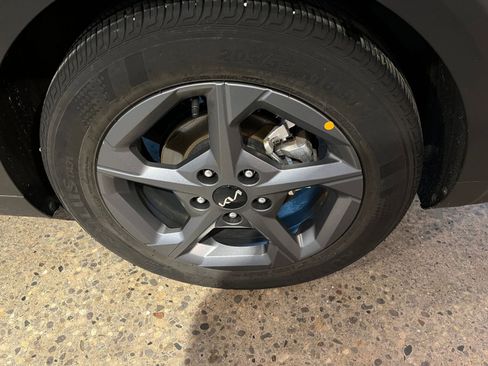 Used 2025 Kia K4 LXS image 29