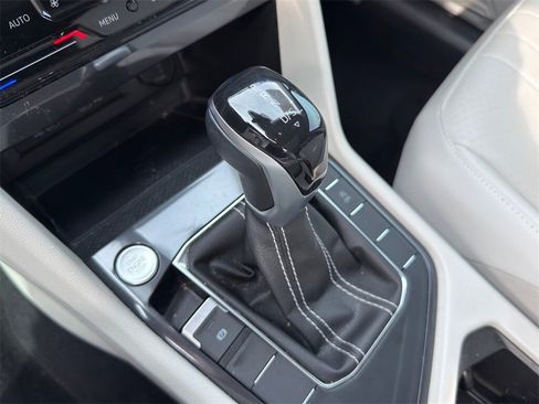 Used 2022 Volkswagen Tiguan SE w/ Panoramic Sunroof Package image 18