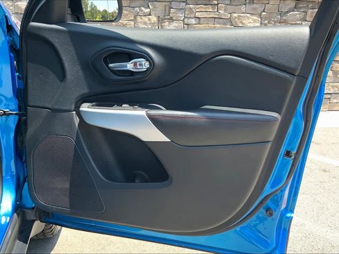 Used 2017 Jeep Cherokee Trailhawk w/ Comfort/Convenience Group image 22