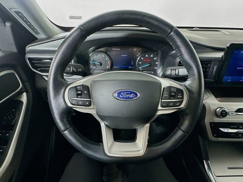 Used 2022 Ford Explorer XLT w/ Equipment Group 202A image 11