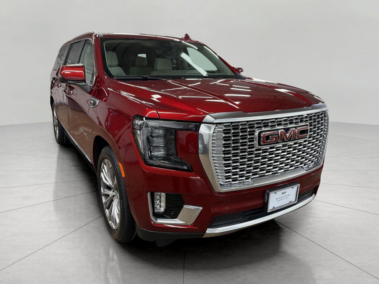 Used 2021 GMC Yukon XL Denali w/ Denali Premium Package AWD/4WD image 1