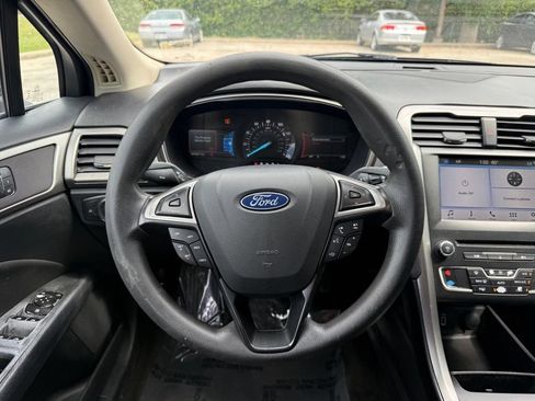 Used 2018 Ford Fusion SE w/ Fusion SE Technology Package FWD image 16