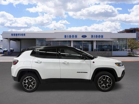 Used 2025 Jeep Compass Trailhawk AWD/4WD image 2