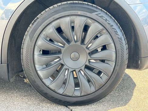 Used 2020 Tesla Model Y Long Range image 14