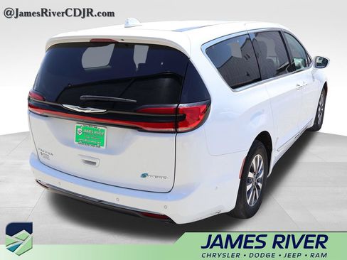 Used 2022 Chrysler Pacifica Limited FWD image 5