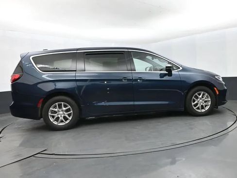 Used 2025 Chrysler Pacifica Select FWD image 4