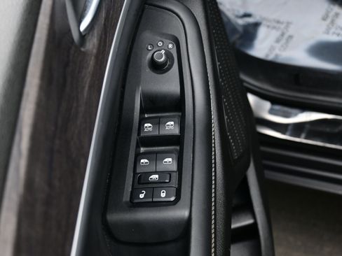 Used 2023 Jeep Grand Cherokee Limited image 10