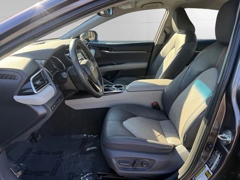 Used 2018 Toyota Camry XLE image 13