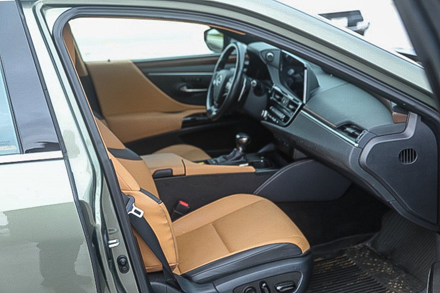 Certified 2025 Lexus ES 300h w/ Premium Package FWD image 15
