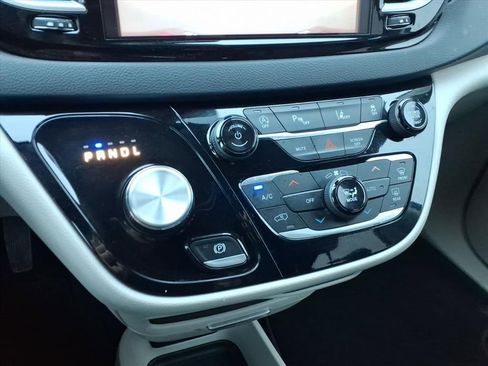 Used 2023 Chrysler Pacifica Touring-L image 25