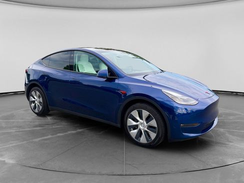 Used 2022 Tesla Model Y Long Range AWD/4WD image 3