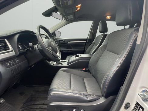 Used 2017 Toyota Highlander Plus FWD image 10